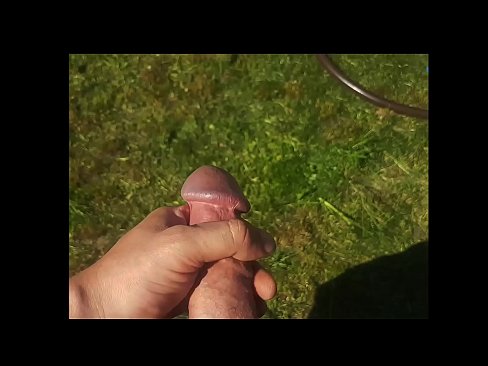 ❤️ Keçika germ di bexçeyek havînê de pisîka xwe ya pembe diqelişe û bi şuştinê dixe. ❤ Porno li ku.passiveincome1.ru