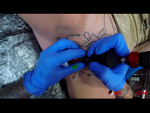 ❤️ Keçika pir tattookirî Sully Savage tattooek li ser klîtorê xwe kir. ❤ Porno li ku.passiveincome1.ru