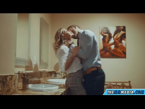 ❤️ Gava ku blondeyek busty we di nav hewşek gelemperî de dixapîne ❤ Porno li ku.passiveincome1.ru